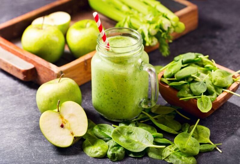 Weight loss smoothie with spinach and apple