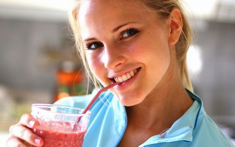 girl drinking smoothie to lose weight