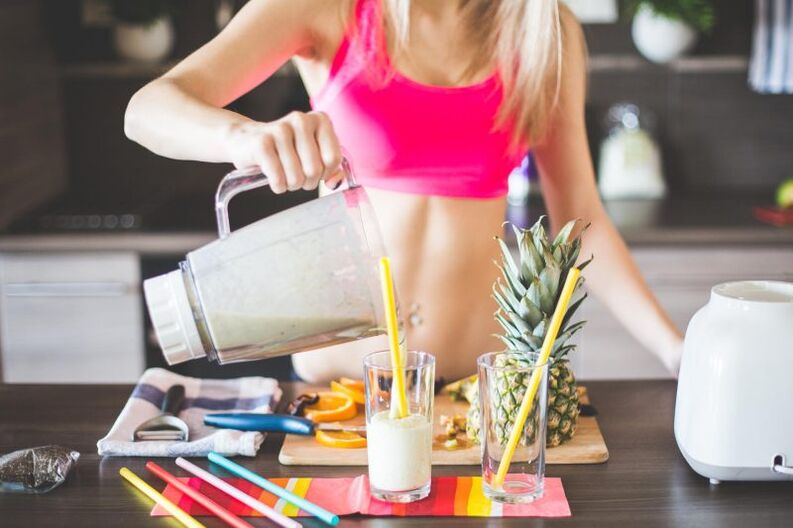 the girl prepares a smoothie for weight loss