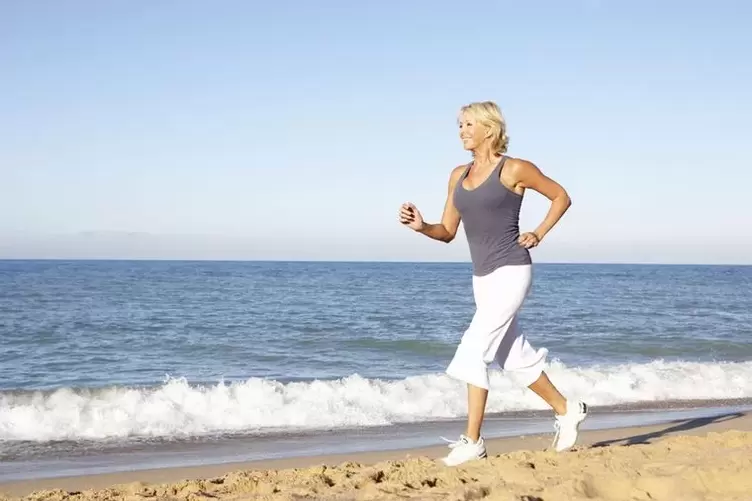 Woman old enough to run to lose weight and improve heart function