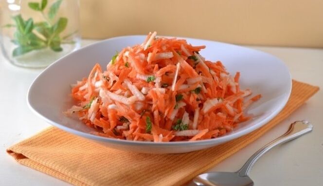 Diet carrot and apple salad will provide the body of a person who is losing weight with vitamins